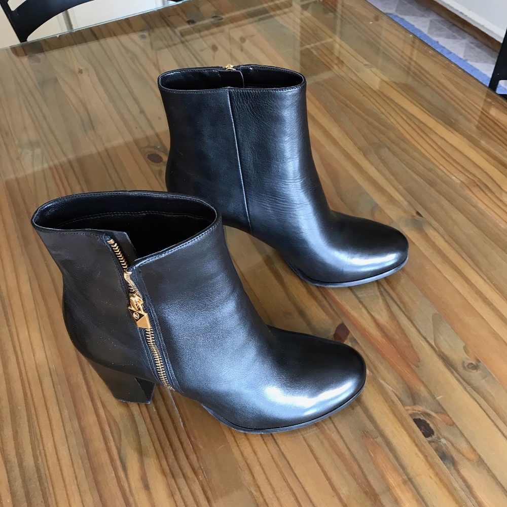 Michael korrs brand new 8 1/2 zip up boots
